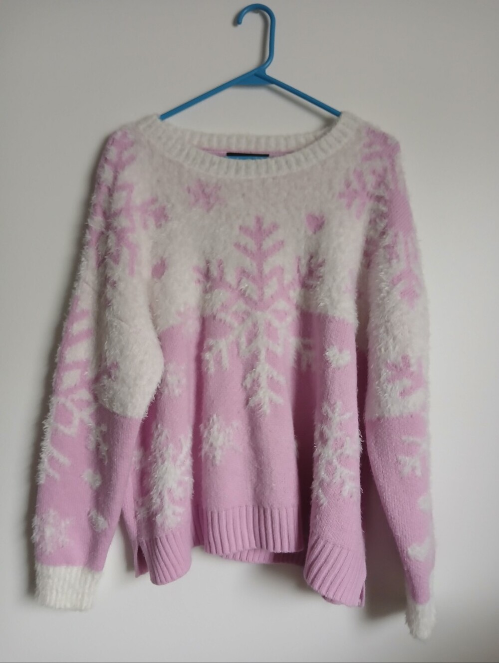 33 Degrees Sweater Size XL Snowflake Pink White